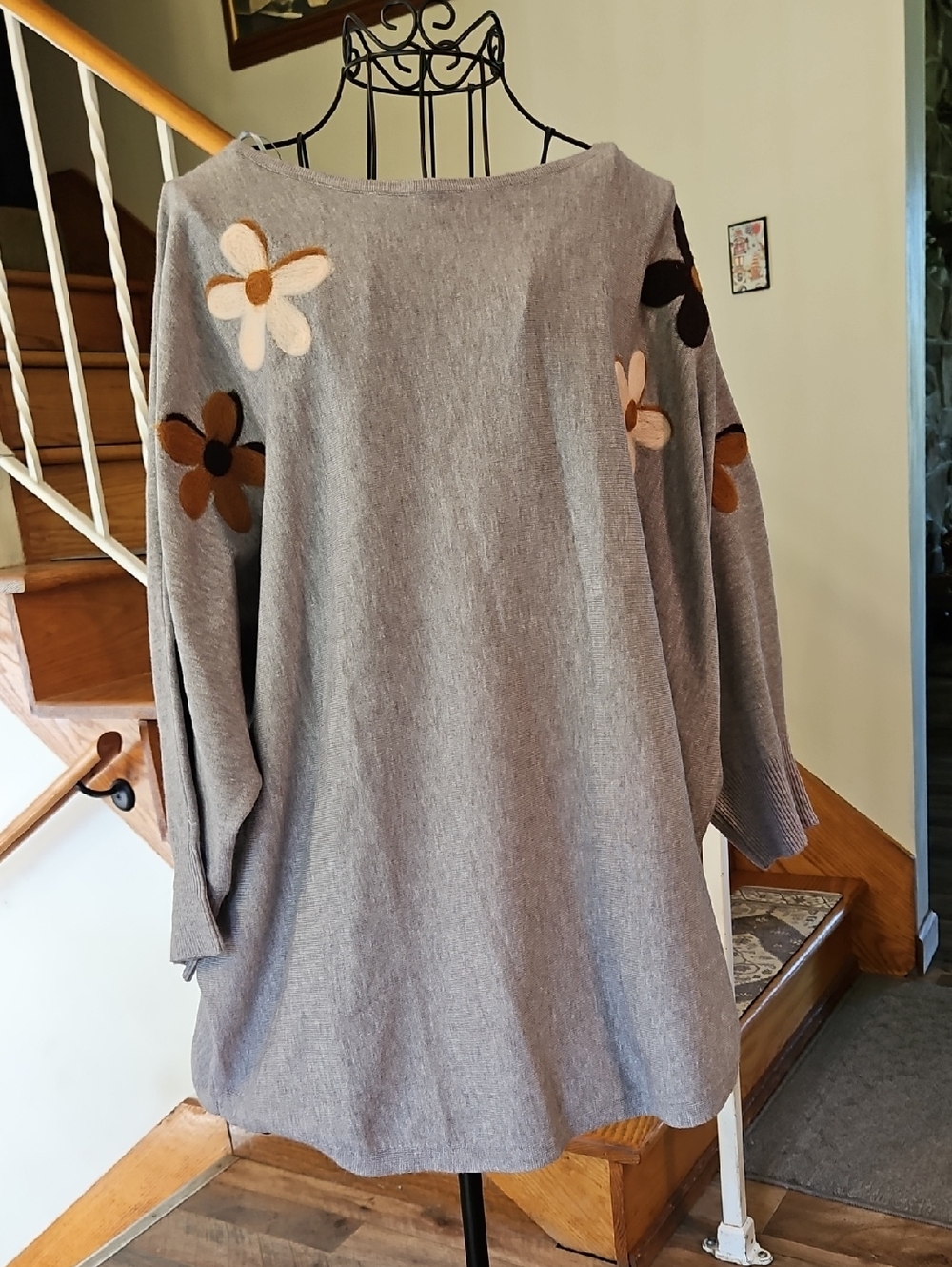 👚Aaeda Gray Knit Tunic with Floral Appliqué